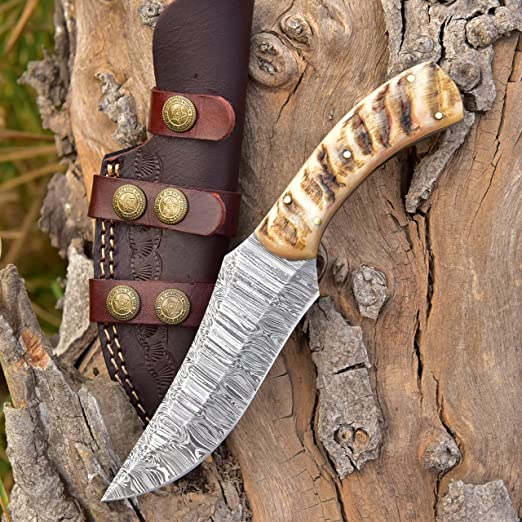 Handcrafted Damascus Hunting Knife: Sheep Horn Handle, 8.5-inch